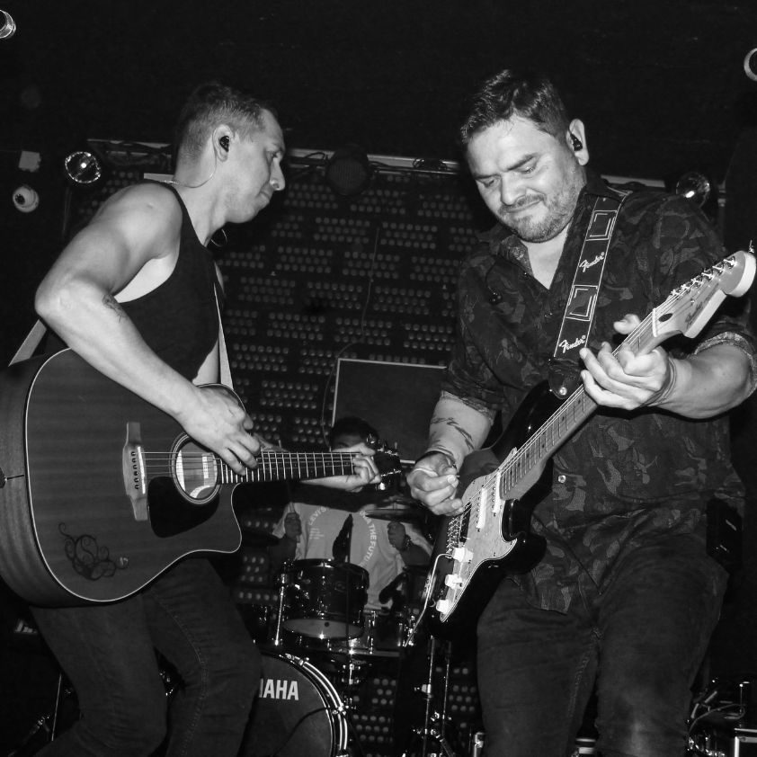 Hermanos de GDL actuando en vivo