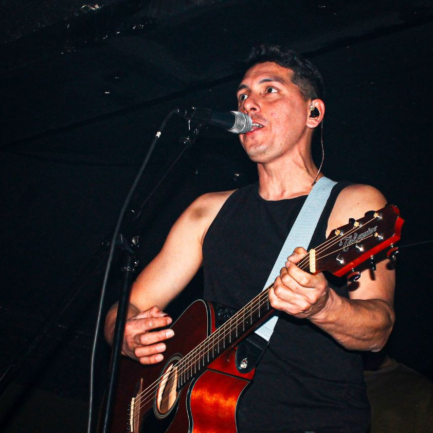 Cantante de GDL actuando en vivo