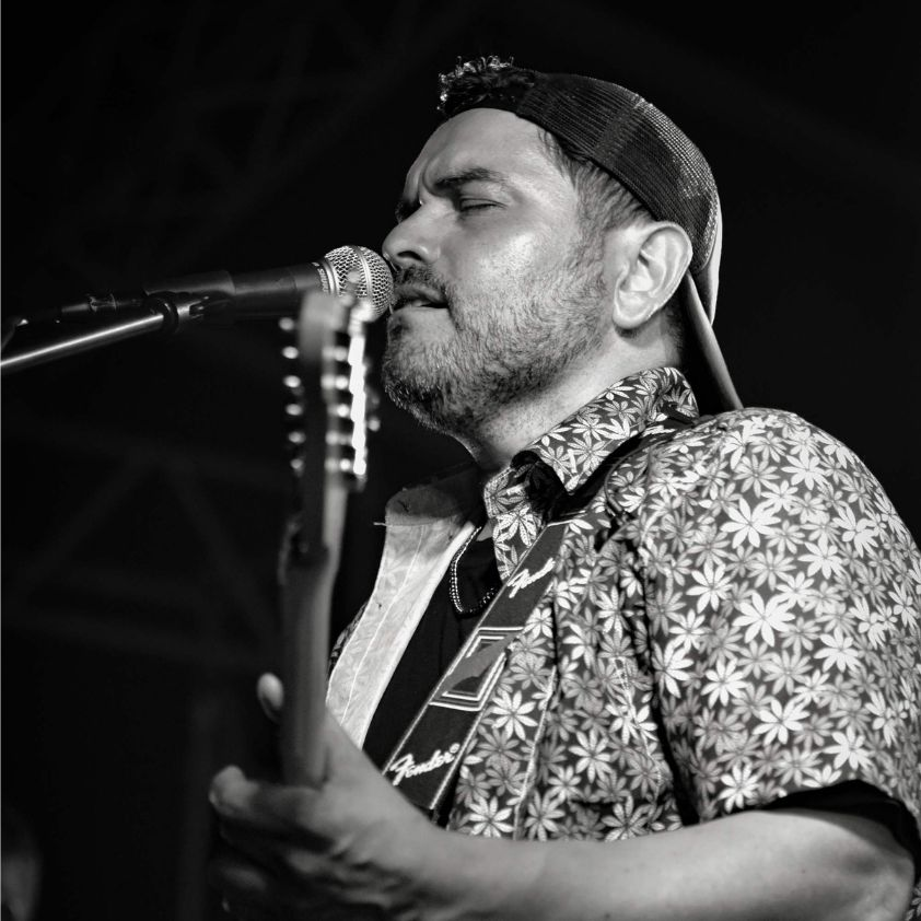 Segunda voz de GDL actuando en vivo