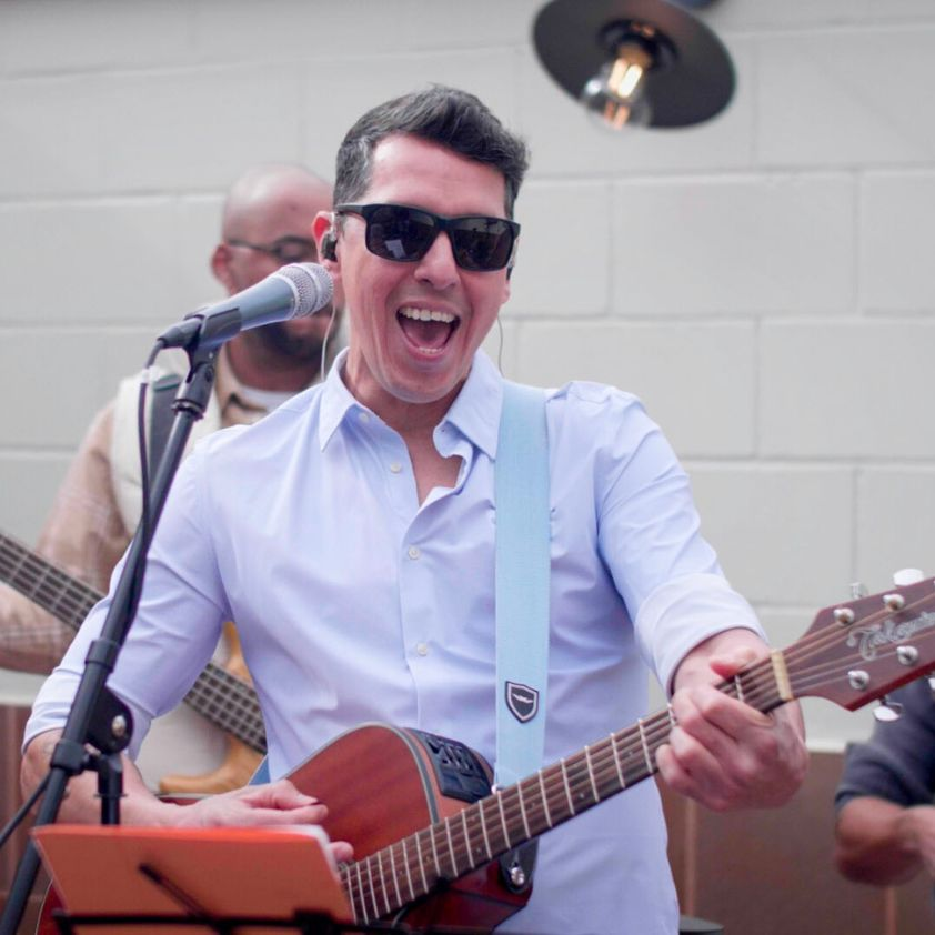 Cantante de GDL en el escenario