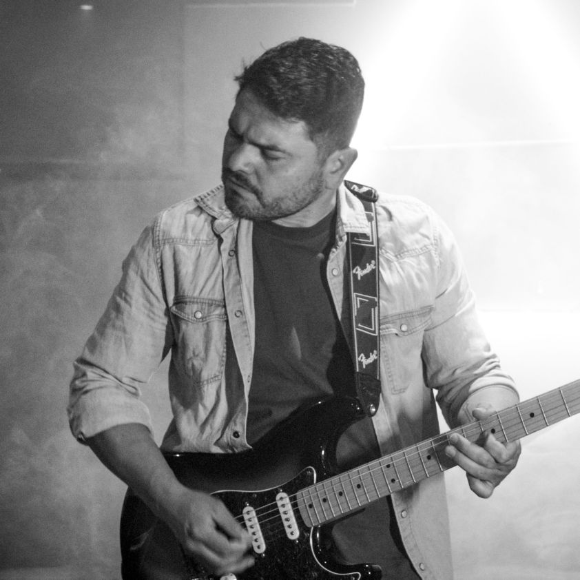 Guitarra de GDL actuando en vivo