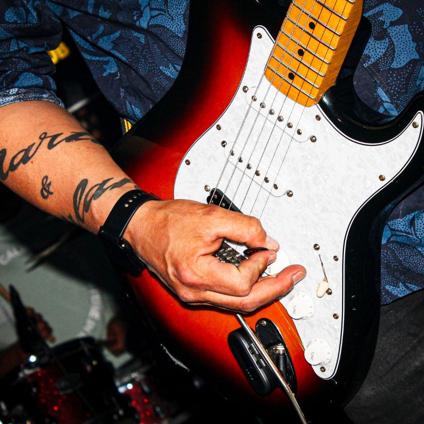 Solista de GDL actuando en vivo